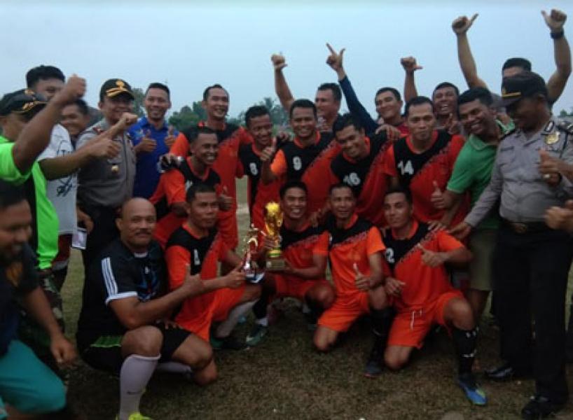 Tim Sepakbola TNI-Polri Juara Pertama Turnamen Se Kecamatan Pangkalan Kuras