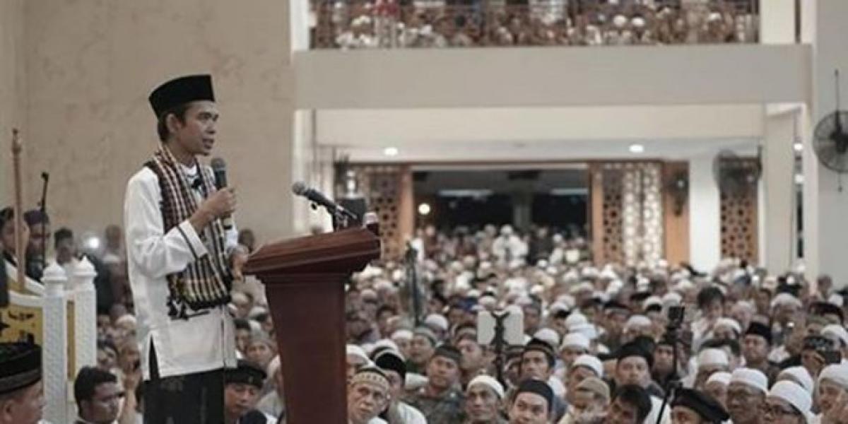 Ustaz Abdul Somad Berlinang Air Mata Doakan Rizieq dari Monas