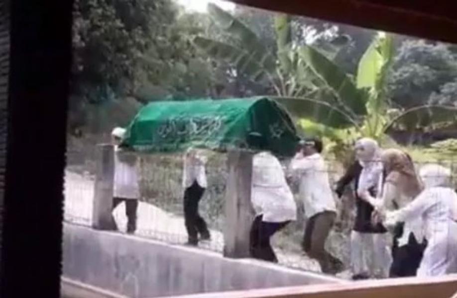 Video Keranda Jenazah Tercebur Kolam Viral di Medsos