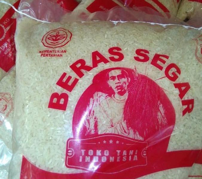 Viral Gambar Pria Disebut Mirip Jokowi di Kemasan Beras Segar