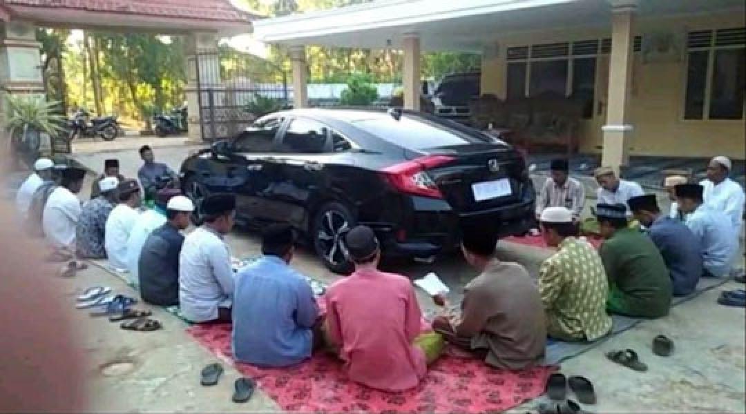 Viral Mobil Baru Dikelilingi untuk Didoakan, Warganet: Kesannya Jadi Lebay