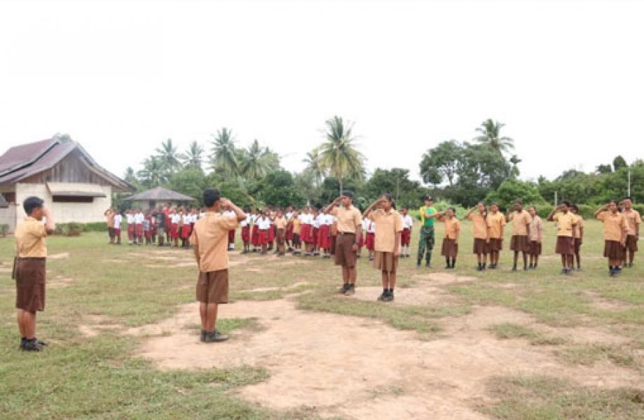  Prajurit TNI Yonif 411 Latih Pelajar SMP Perbatasan RI-PNG Tata Cara Upacara Bendera