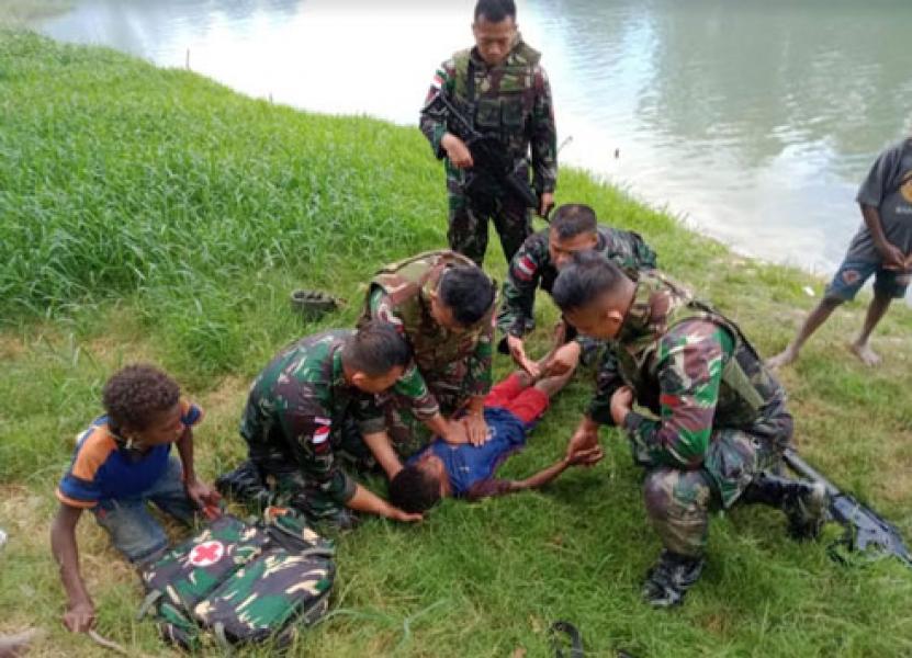Aksi Heroik Prajurit Satgas Yonif 411/Pdw Kostrad Selamatkan Anak Tenggelam di Sungai