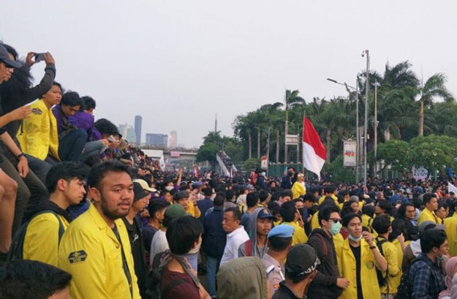 Demo di Depan DPR, Ribuan Mahasiswa Tutup Jalan Gatot Subroto