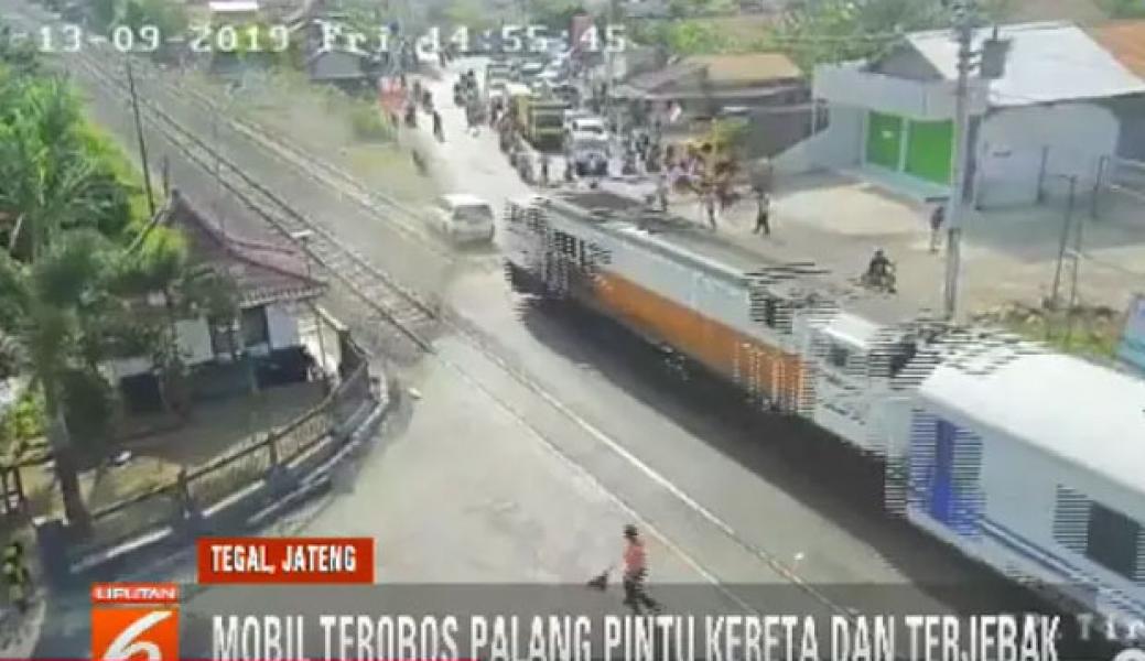 Detik-detik Mobil Tertabrak Kereta Tertangkap Kamera
