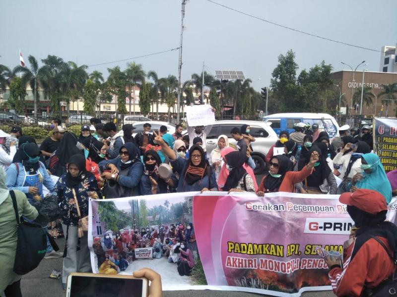 Emak-emak Demo Asap Bawa Panci di Depan Kantor Gubernur Riau