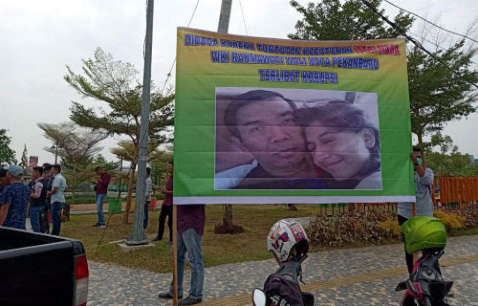 Gelar Aksi di Rumdis Walikota, GMP2R Pajang Spanduk Firdaus dan Istri Muda