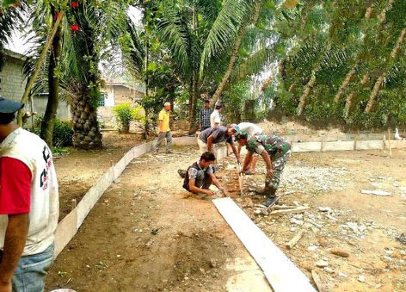 Goro, Babinsa Koramil 11 Tambusai Sumbangkan Tenaga