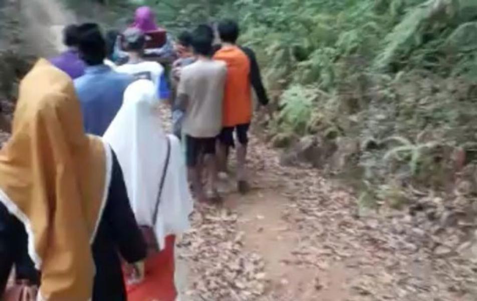 Ibu Hamil Ditandu Sejauh 7 Km karena Jalan Rusak, Bayi Dalam Kandungan Meninggal