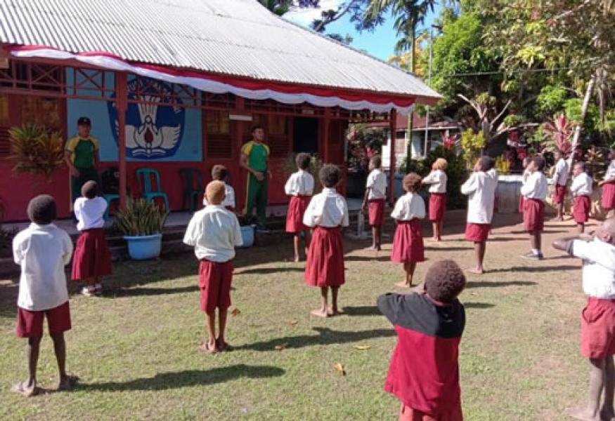 Jelang Hari Jantung Sedunia, Satgas Yonif 411 Kostrad Ajari Anak Papua Pola Hidup Sehat