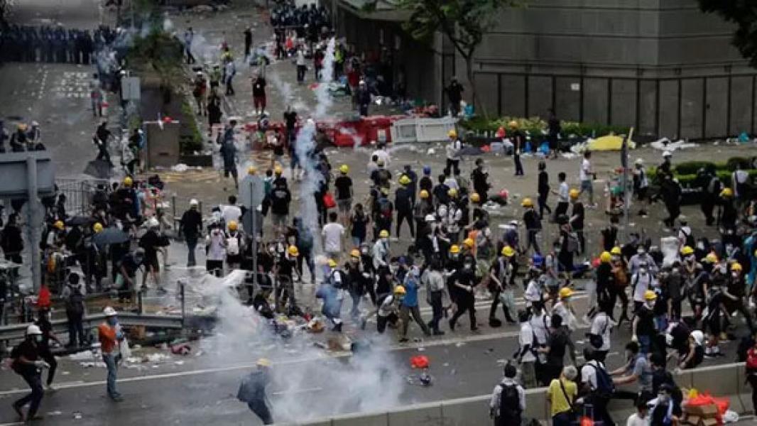 Jurnalis Indonesia Tertembak Peluru Karet Saat Meliput Demo Hong Kong
