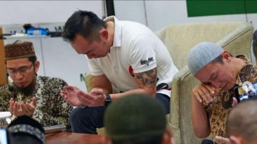 Kakaknya Jadi Mualaf, Air Mata Ustaz Felix Siauw Gak Terbendung
