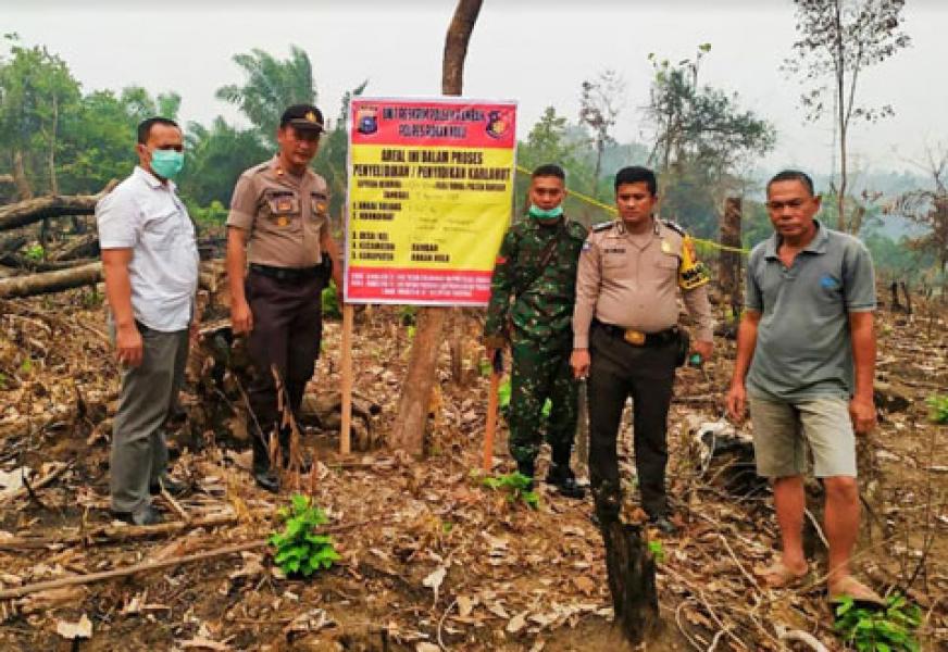 Kapolsek Rambah Bersama Babinsa Koramil 02 Pasang Papan Penyelidikan