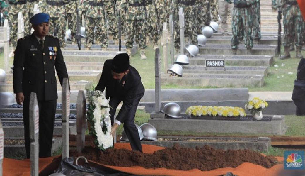 Lepas Habibie, Jokowi: Selamat Jalan �Mr Crack�, Sang Pionir
