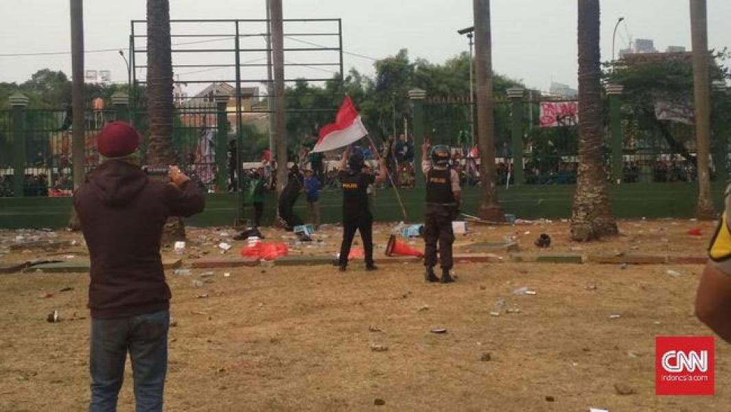 Mahasiswa Jebol Pagar Gedung DPR