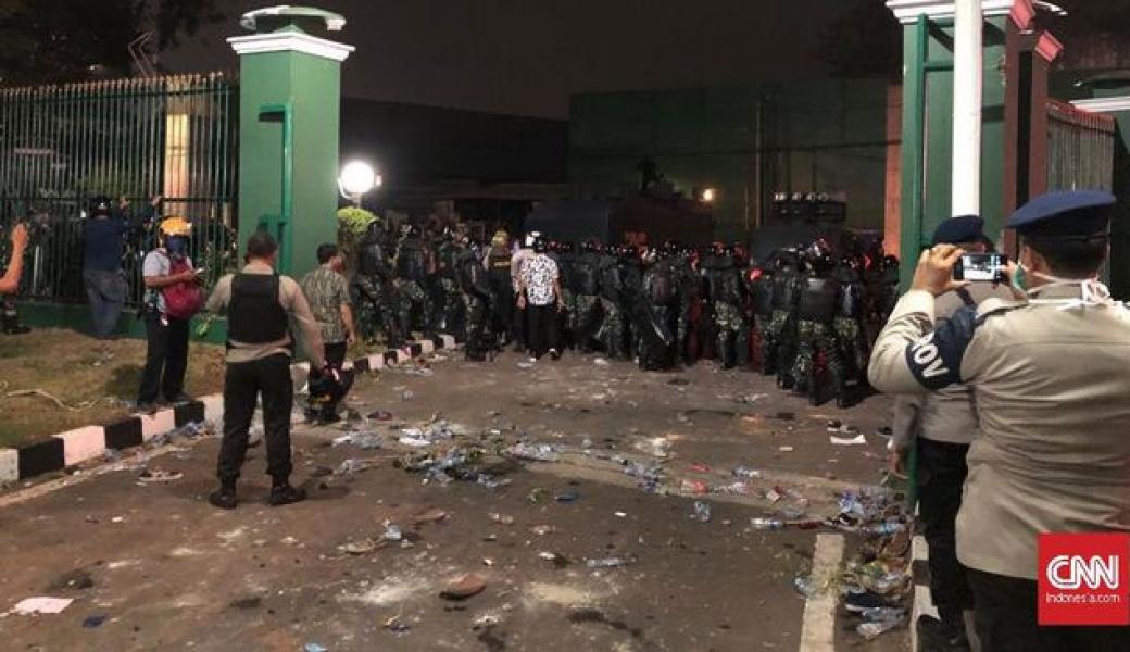Mahasiswa Robohkan Pintu Masuk Belakang Gedung DPR