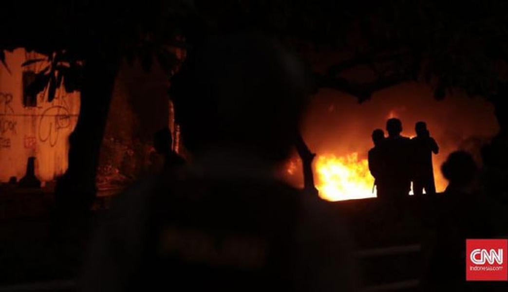 Massa Bakar Pos Polisi di Pejompongan