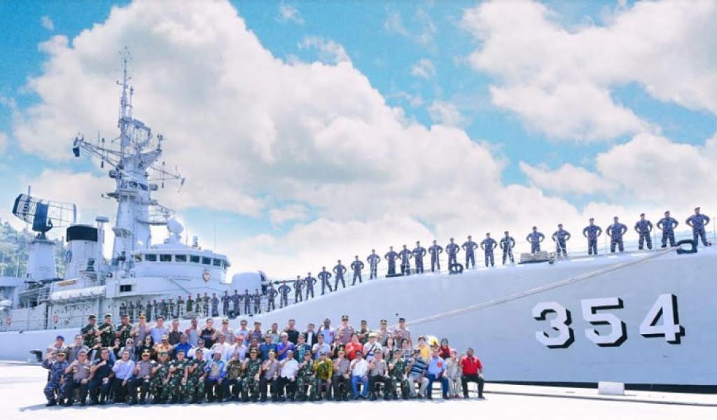 Panglima TNI Bersama Tokoh Masyarakat dan Kepala Daerah Berlayar di Laut Papua