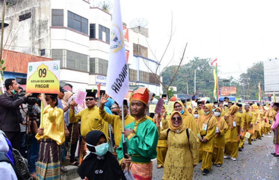 Pawai Taaruf MTQ ke-44, Kecamatan Pinggir Tampilkan Spanduk �Jangan Rusak Hutan Kami�