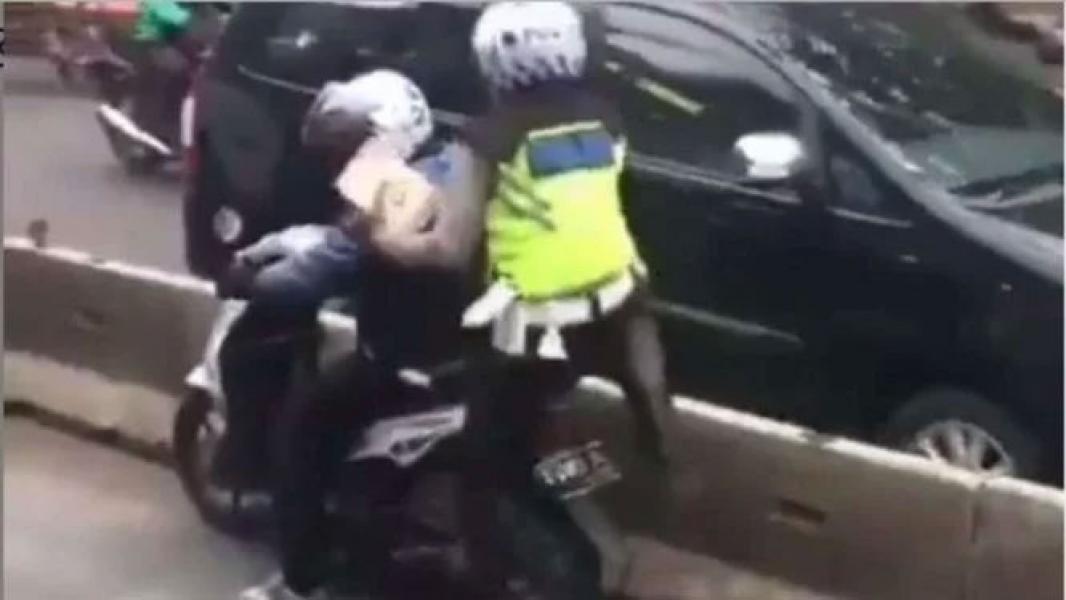 Pemotor ini Nekat Kerjai Polantas yang Ingin Menilangnya