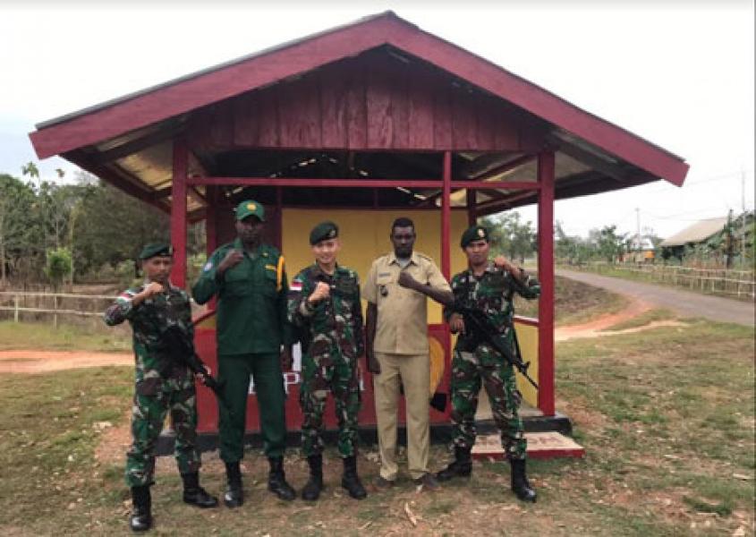 Personel Satgas Pamtas RI-PNG Yonif 411/Pandawa Kostrad Bangun Pos Kamling