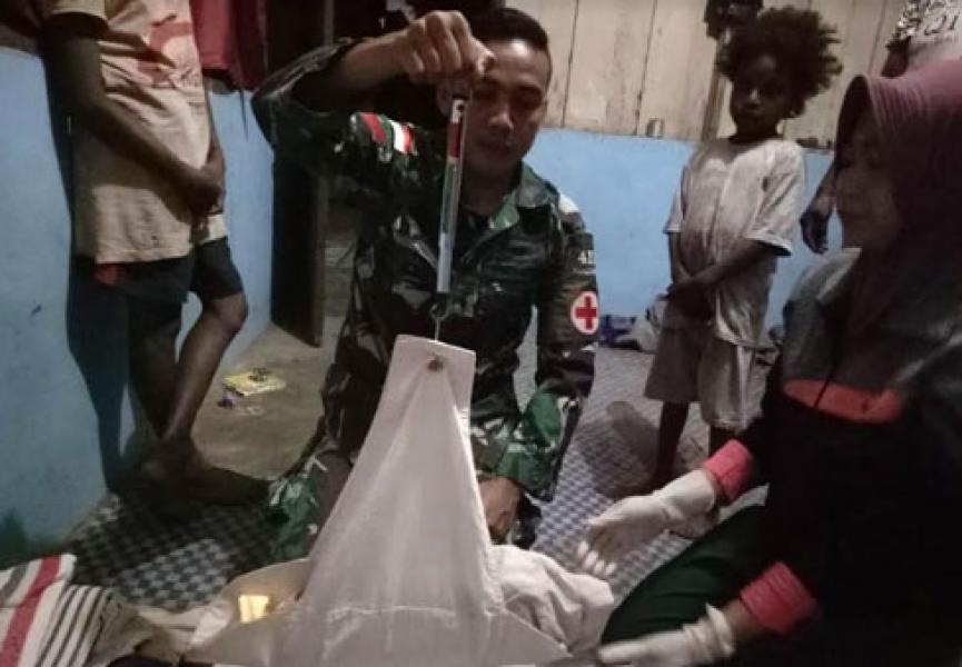 Personel Satgas Yonif MR 411/Pandawa Kostrad Bantu Persalinan Warga di Tapal Batas