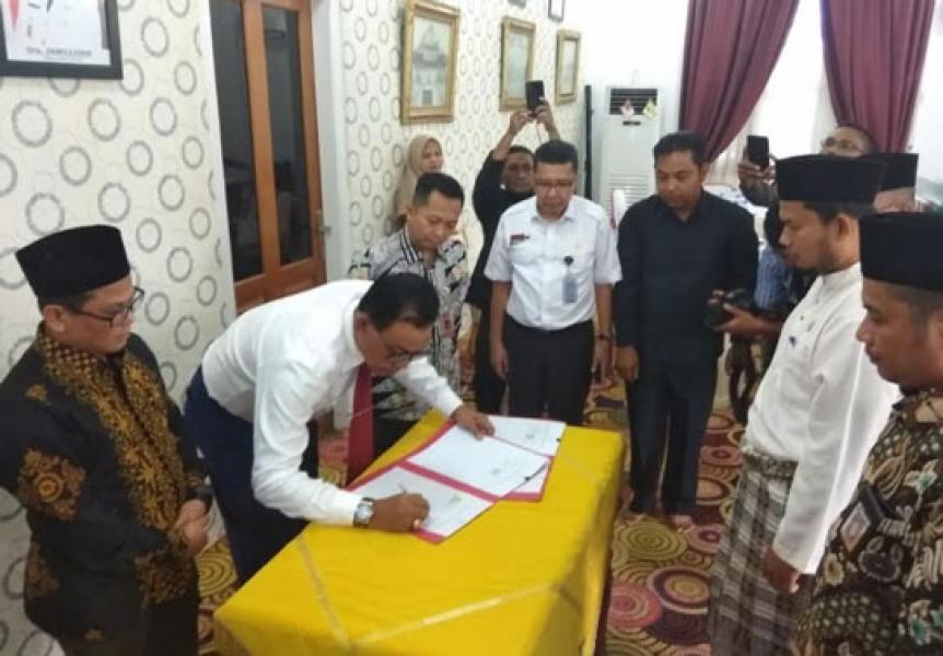 Pertama di Riau, Bupati Rohil Tanda Tangani NPHD Hibah Daerah Pilkada 2020