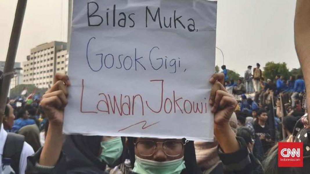 Poster Demo Mahasiswa: �Gosok Gigi, Lawan Jokowi�