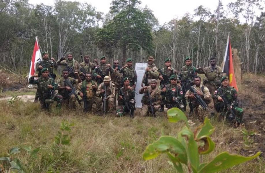 Prajurit TNI Satgas Pamtas Yonif 411 Kostrad Patroli Patok Bersama Tentara PNG