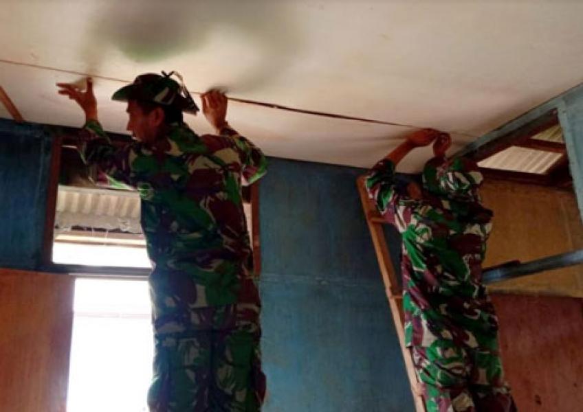 Prajurit TNI Yonif 411 Kostrad Renovasi SD Inpres Rawa Biru Perbatasan RI-PNG