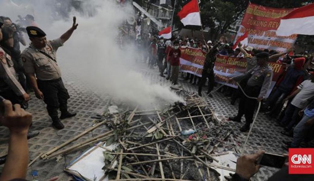 Rusuh di Gedung KPK, Polisi Tembakkan Gas Air Mata