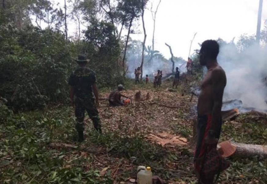 Satgas Pamtas RI-PNG Yonif 411 Kostrad Bersama Masyarakat Yakyu Buka Jalan Baru Menuju Perbatasan