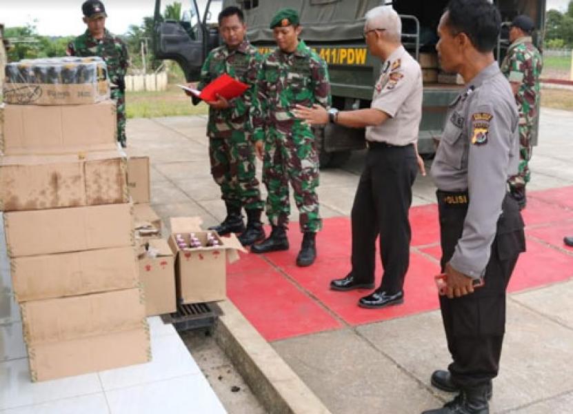 Satgas Pamtas RI-PNG Yonif 411 Kostrad Serahkan Barbuk Ribuan Miras kepada Polisi
