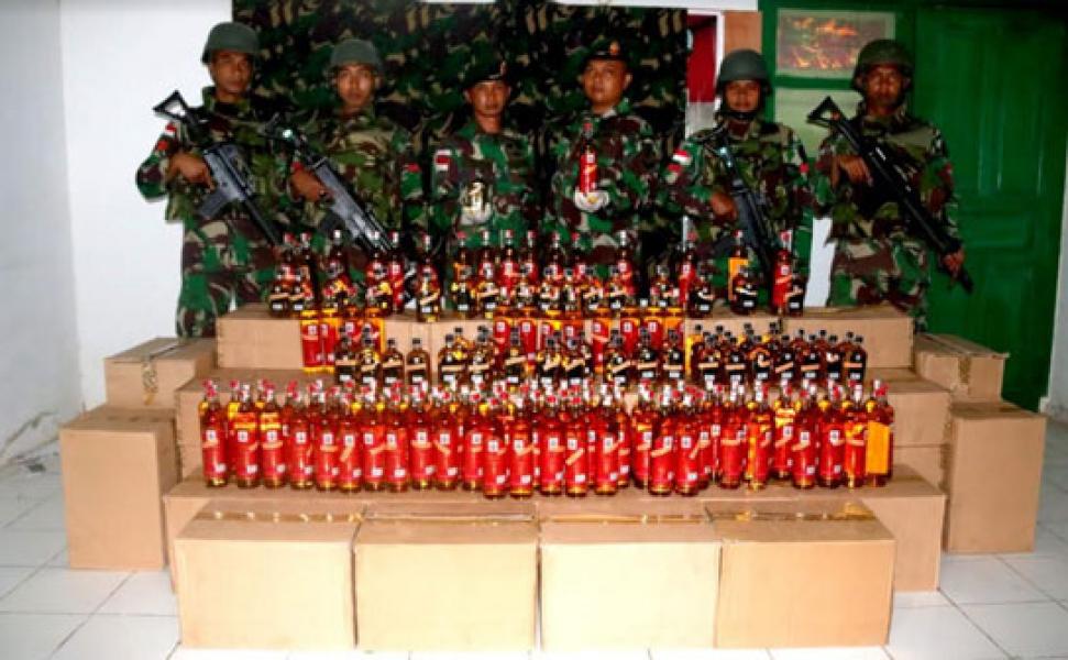 Satgas Yonif MR 411 Kostrad Amankan 2.040 Botol Miras Illegal di Perbatasan RI-PNG