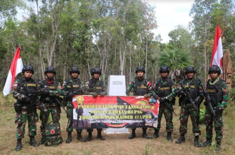 Satgas Yonif Mekanis Raider 411/Pdw Kostrad Patroli Patok Perbatasan RI-PNG