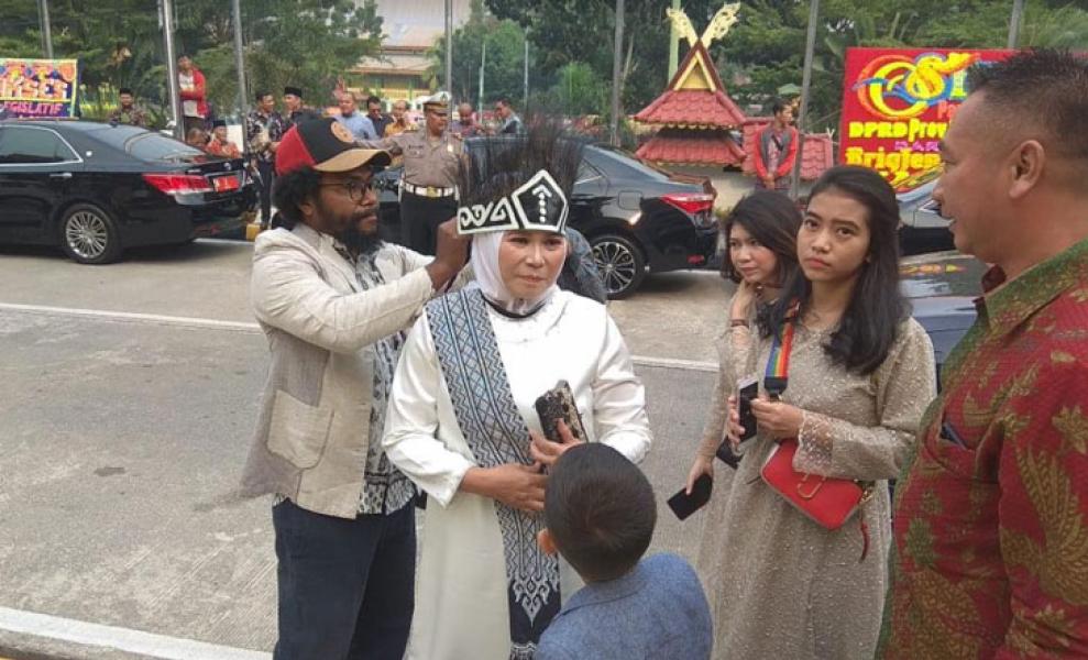 Sebelum Pelantikan, Ade Hartati Disematkan Mahkota Kasuari Oleh Orang Papua