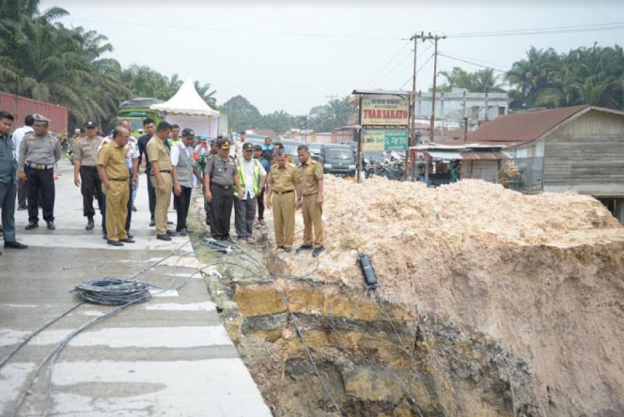Tinjau Jalan Longsor di Km 70 Kandis, Gubri Minta Segera Diperbaiki