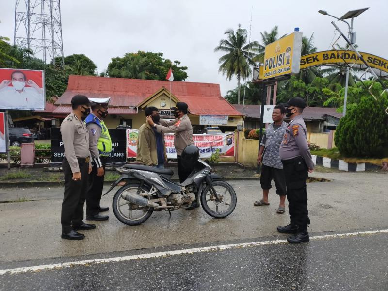 Ajak Masyarakat Patuhi Protololer Kesehatan, Polsek Bandar Sei Kijang Bagikan Masker Gratis