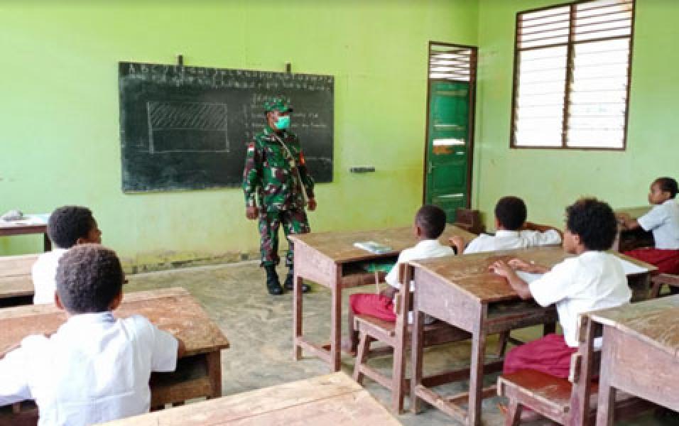 Anggota TNI Kodim 1711 Bantu Mengajar Siswa-Siswi SD di Kampung Kakuna