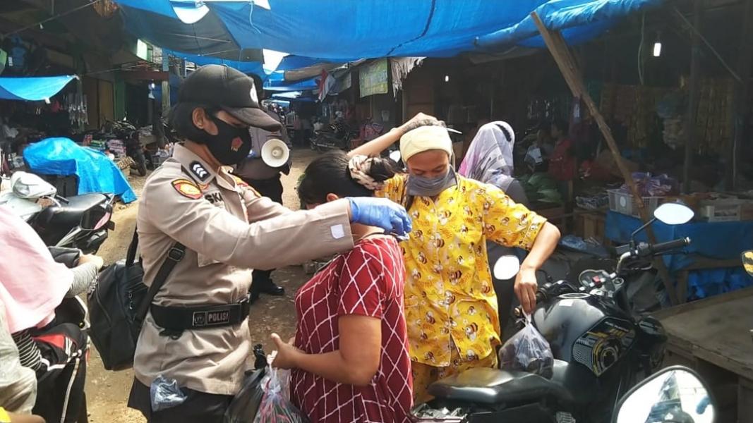 Antipasi Covid-19, Polsek Ukui dan Pihak Kecamatan Bagikan 500 Masker di Pasar Tradisional