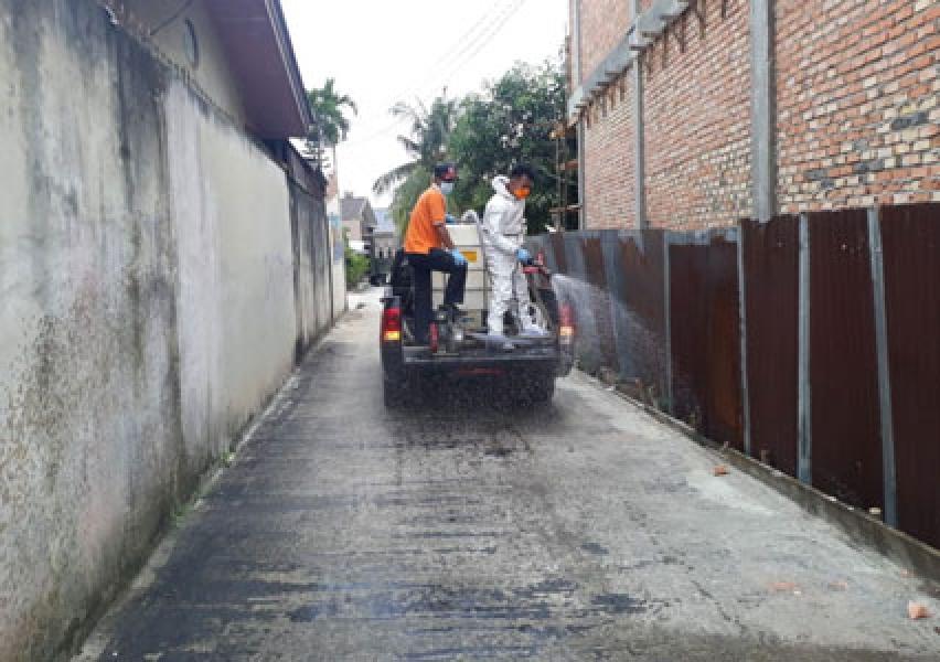 Antisipasi Penyebaran Covid-19, BPBD Riau Kerahkan Petugas Semprotkan Disinfektan