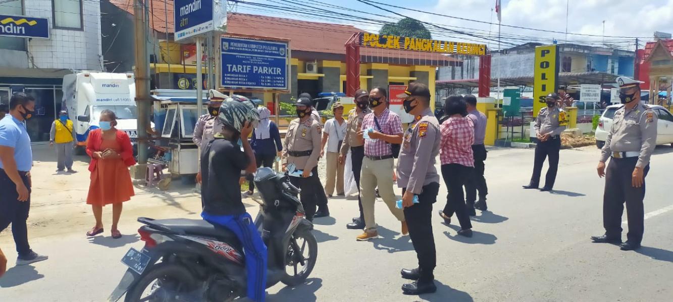 Bagikan Masker Gratis, Kapolsek Pangkalan Kerinci Himbau Masyarakat Patuhi Protokol Kesehatan
