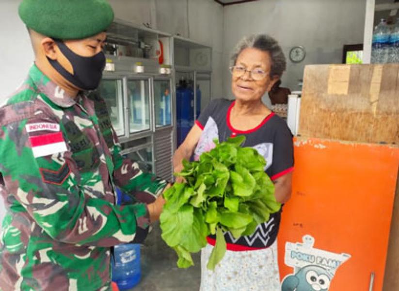 Berbagi Kebahagian, Prajurit Satgas Yonif 413 Bremoro Bagikan Hasil Panen Sawi