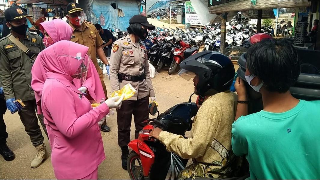 Bersama Bhayangkari dan Upika Kecamatan, Polsek Ukui Bagikan Masker dan Sosialisasi Protokoler Kesehatan