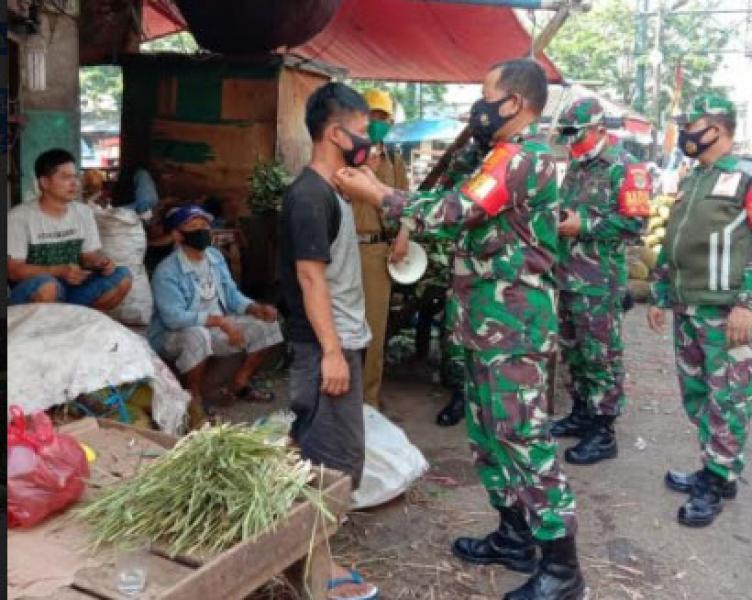 Bersama Muspika, Sub Kogartap 0509 Kabupateb Bekasi Bagikan Masker