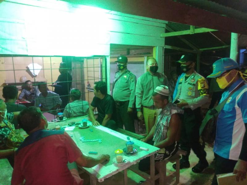 Bersama Upika, Polsek Kerumutan Gelar Pendisiplinan Protokoler Kesehatan di Sejumlah Tempat Keramaian