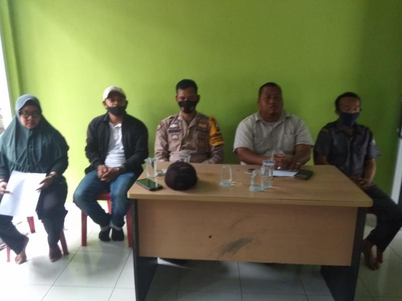 Bhabinkamtibmas Kuala Kampar Mengamankan Rapat Perubahan APBDES Desa Sokoi
