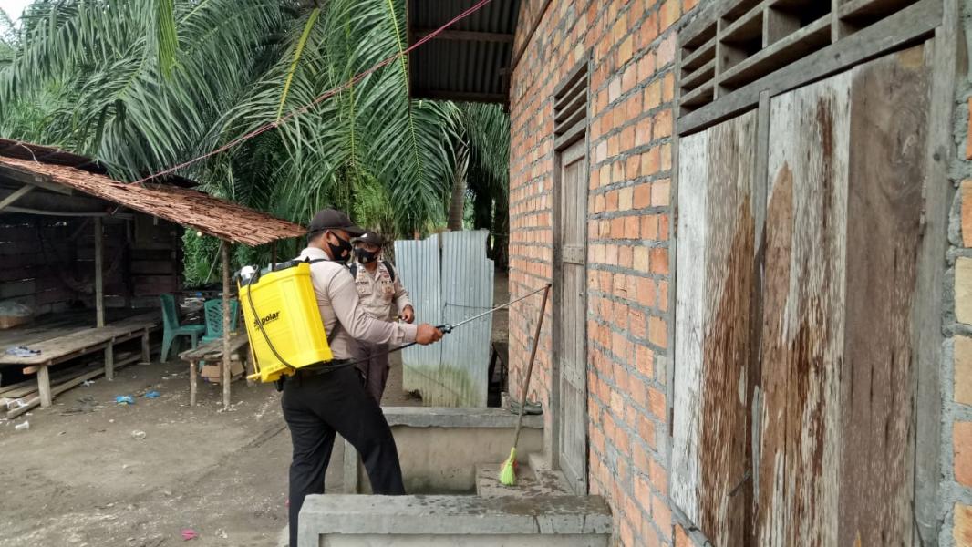 Bhabinkamtibmas Polsek Sungai Apit Lakukan Penyemprotan Disinfektan Secara Rutin Di Desa Binaan