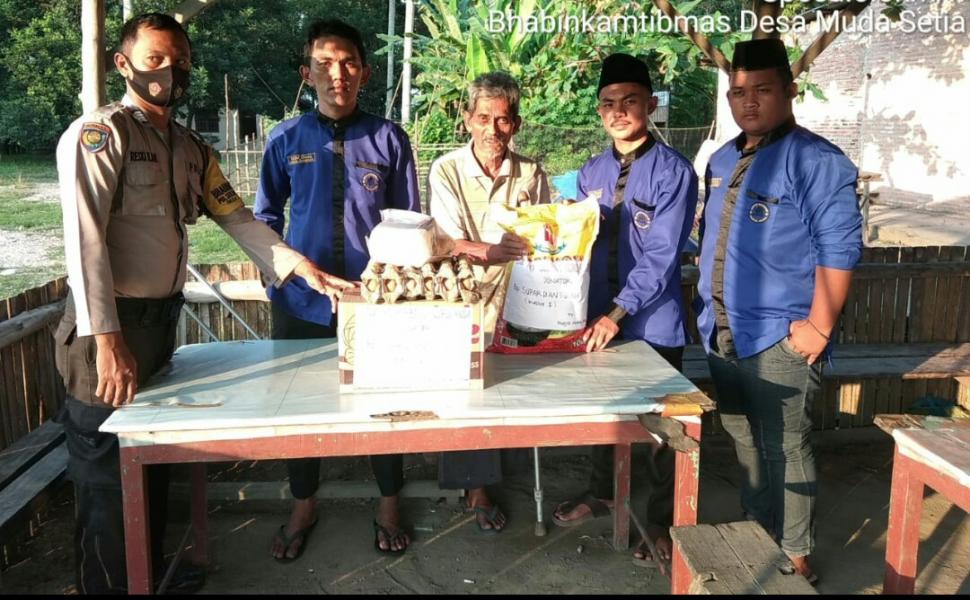 Bhabinkamtibmas dan Pengurus Masjid Nurul Huda Desa Muda Setia Berikan Sembako ke Kaum Duafa