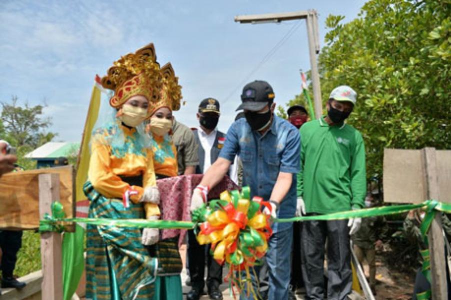 Dengan Protokol Kesehatan, Gubri Resmikan Mangrove Education Center